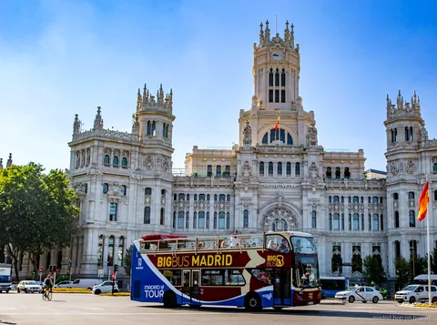 Autobús turístic Big Bus Madrid de dos pisos amb sostre descobert al centre