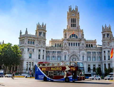 Autobús turístico Big Bus Madrid de dos pisos con techo abierto en el centro