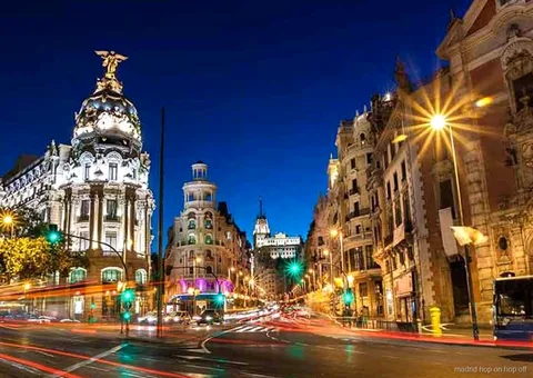 Bus du circuit nocturne hop-on hop-off de Madrid passant devant des monuments illuminés
