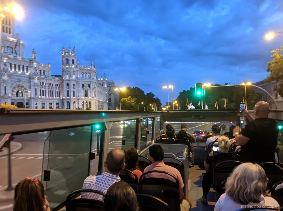 Bus à impériale ouverte sur le circuit nocturne de Madrid