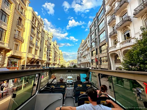 Palau Reial de Madrid il·luminat durant el tour nocturn en bus