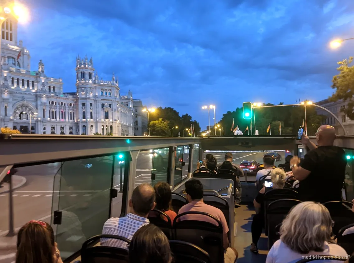 Autobús de dos pisos amb sostre descobert a la ruta nocturna de Madrid