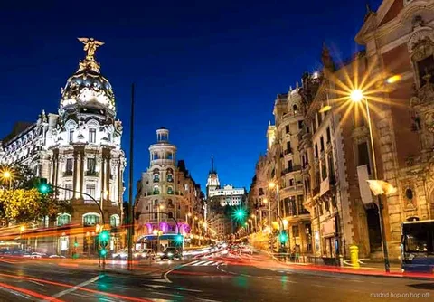 Autobús del tour nocturno de Madrid pasando por monumentos iluminados