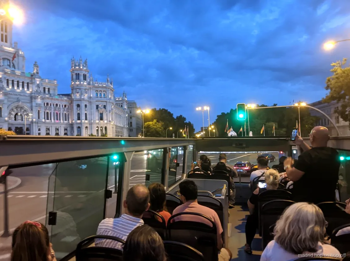Autobús de dos pisos con techo abierto en la ruta nocturna de Madrid