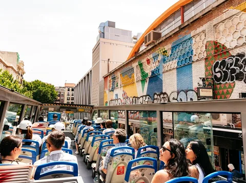 Autobús hop-on hop-off del Madrid City Tour en un carrer històric