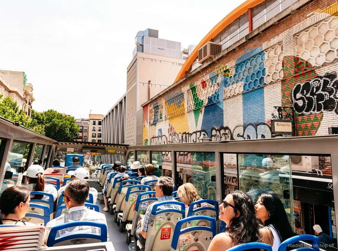Autobús turístico Madrid City Tour hop-on hop-off en una calle histórica