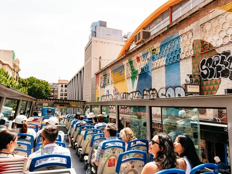 Bus à impériale du Madrid City Tour hop-on hop-off dans une rue historique