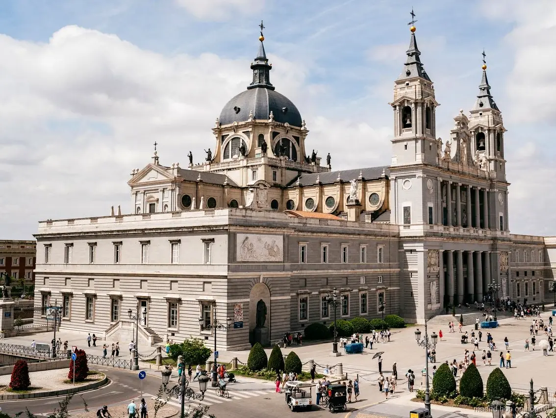 Arrêt du bus Madrid City Tour près du Palais Royal