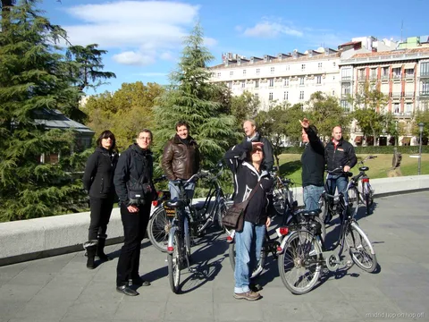 Guia local conduzindo um passeio de bicicleta pelo centro histórico de Madrid