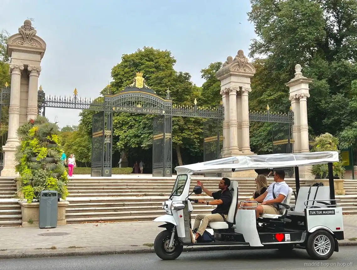 Tuk tuk elettrico fermo vicino a un monumento di Madrid per foto